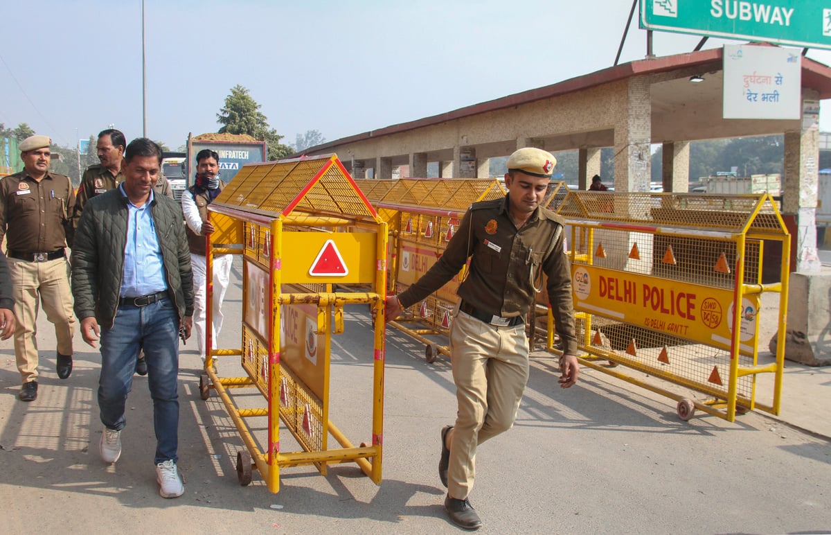 See pictures of Delhi Police alert, border sealed, security arrangements against farmers' Delhi Chalo March.