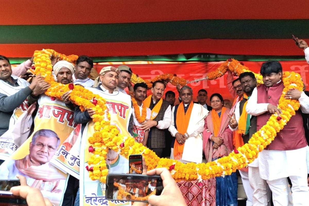 Former MLA Arvind Singh joins BJP, Babulal Marandi said, Champai Soren should not repeat Hemant's wrongdoings.