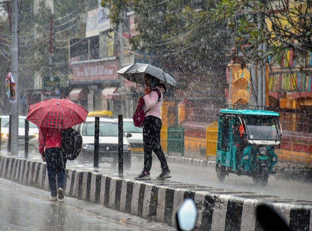 Bihar Weather: The weather of Bihar took a turn again, shower with cold wind continues in Patna since morning - Prabhat Khabar