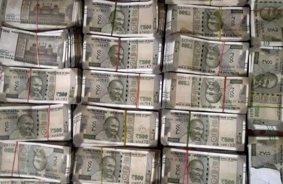 9.91 lakh cash found in Fortuner in Gopalganj before Lok Sabha elections, five arrested with three weapons