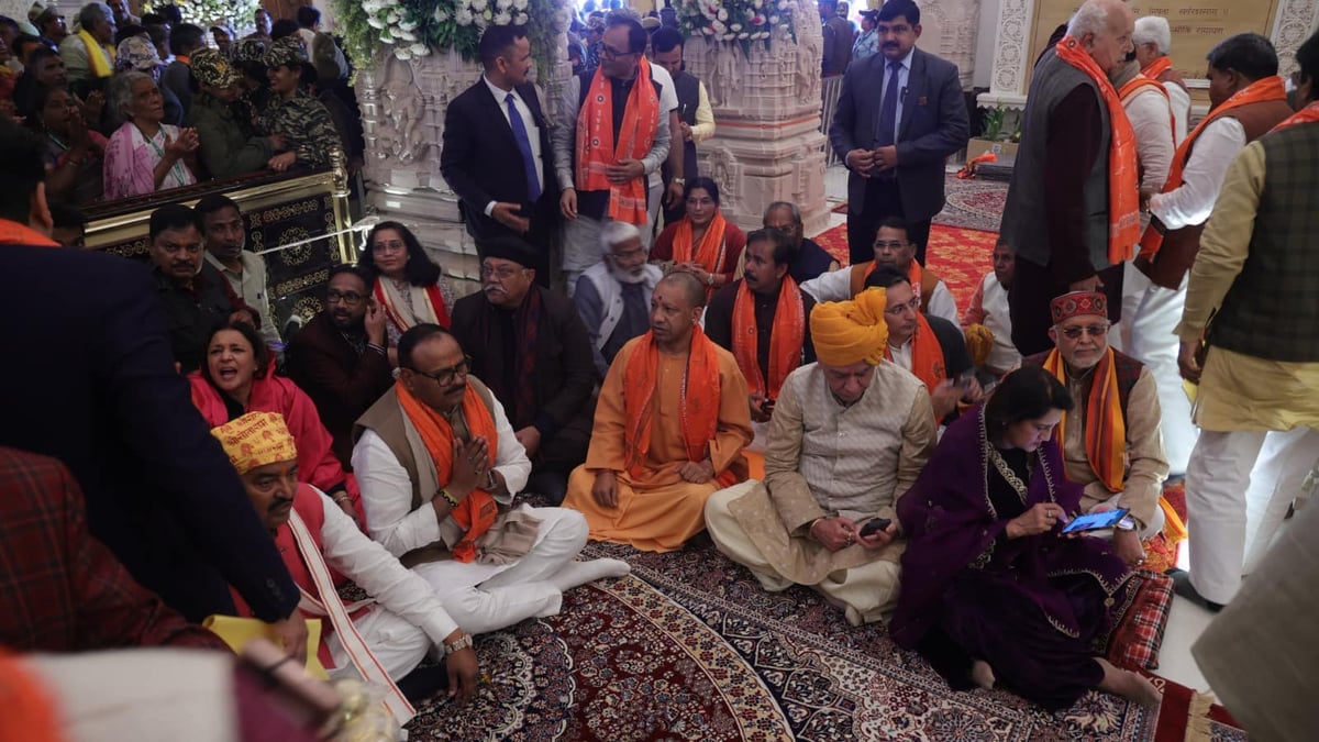 Ayodhya Ram Mandir: Ministers and MLAs along with CM Yogi had darshan of Ramlala, welcomed by playing drums.