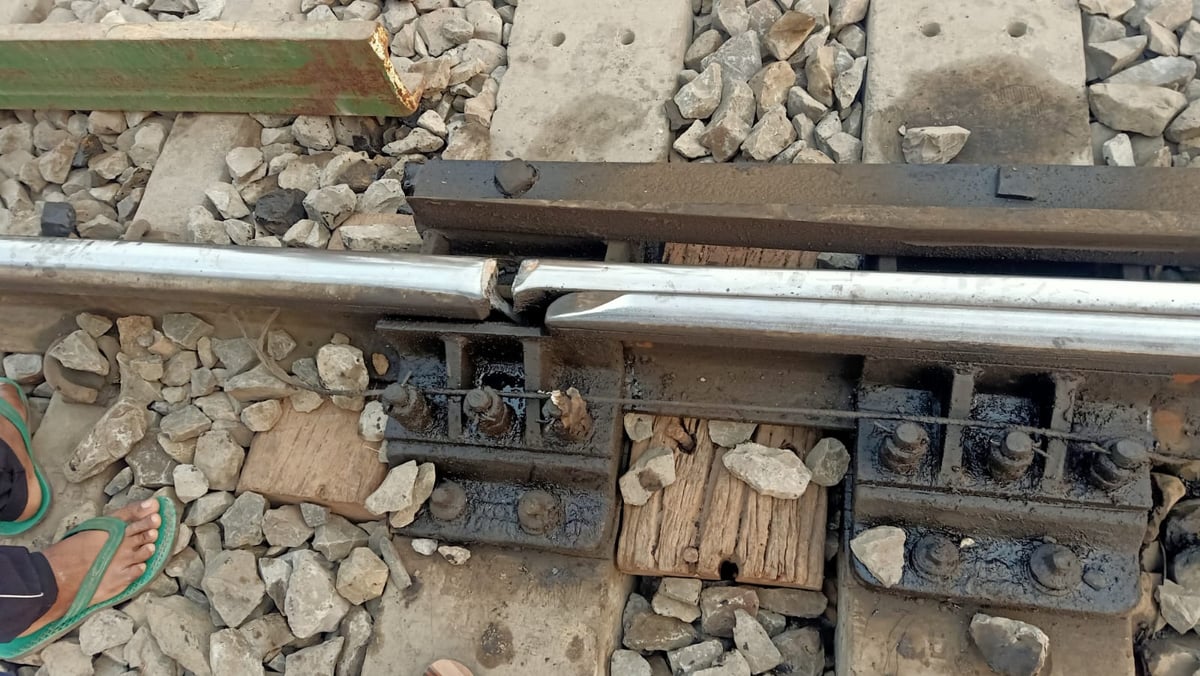Broken railway track found in Akbarnagar, Bihar, Intercity Express narrowly missed, railway section disrupted for hours 