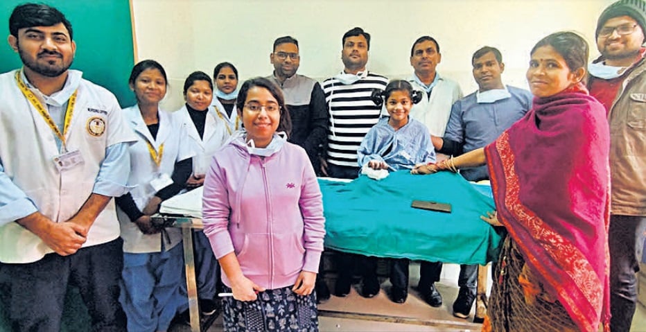 Doctors of Patna AIIMS repaired the girl's wrist cut by the fodder machine by surgery, smile returned