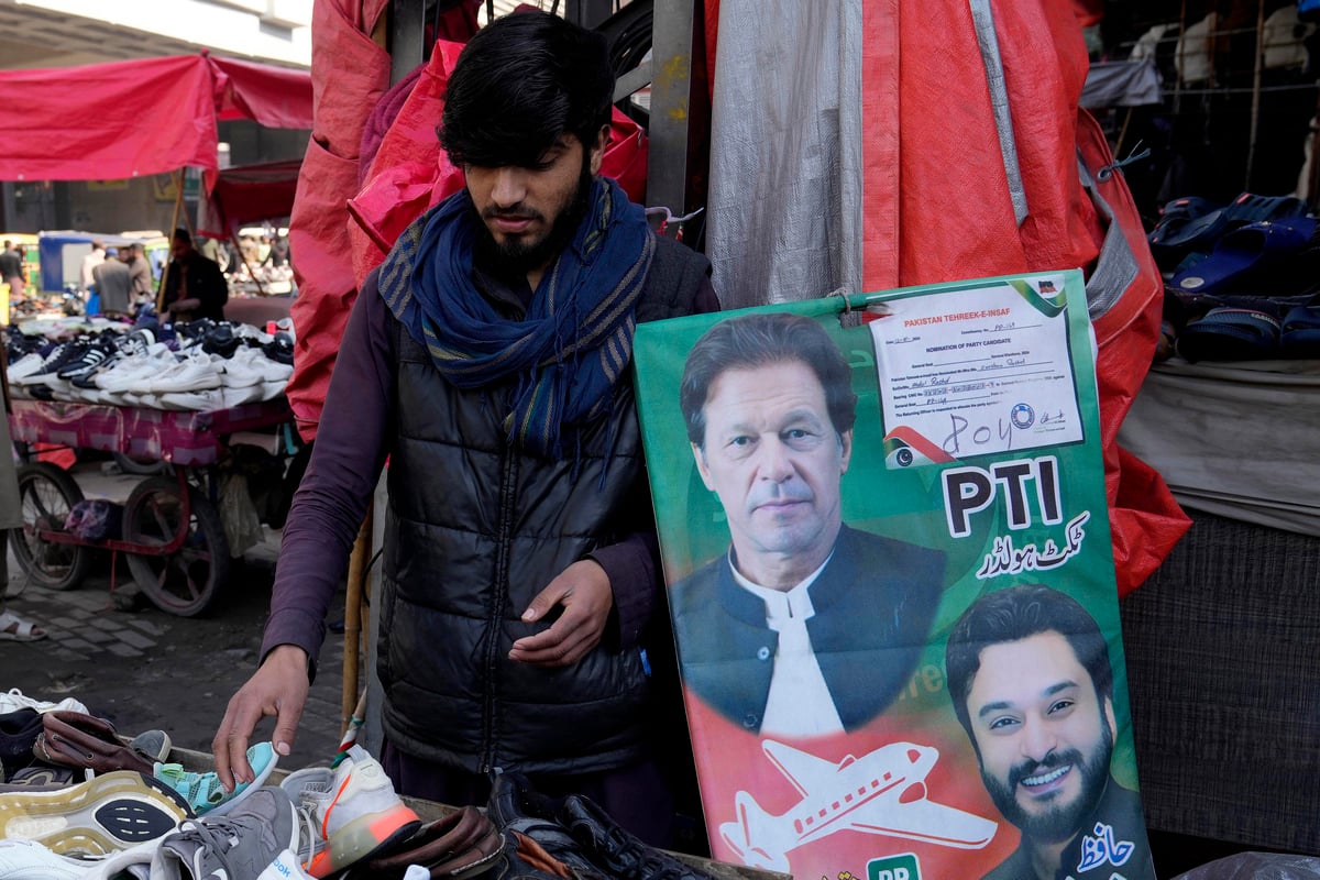Even after the 'bat' was snatched away, Imran Khan hit a six in Pakistan's elections!