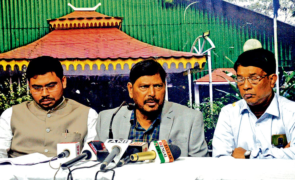 NDA will win more than 400 seats in Lok Sabha elections, said RPI leader Athawale in Kolkata.