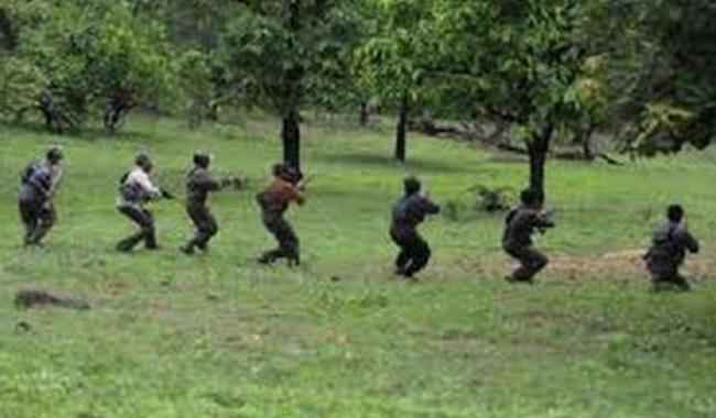 Naxalite Chanchal's squad carrying a reward of Rs 25 lakh is surrounded in Bokaro, firing is going on since yesterday