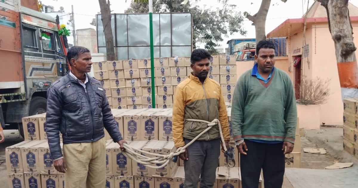 Police and CID caught liquor worth one crore in Hajipur, villagers looted chips and crisps, two arrested