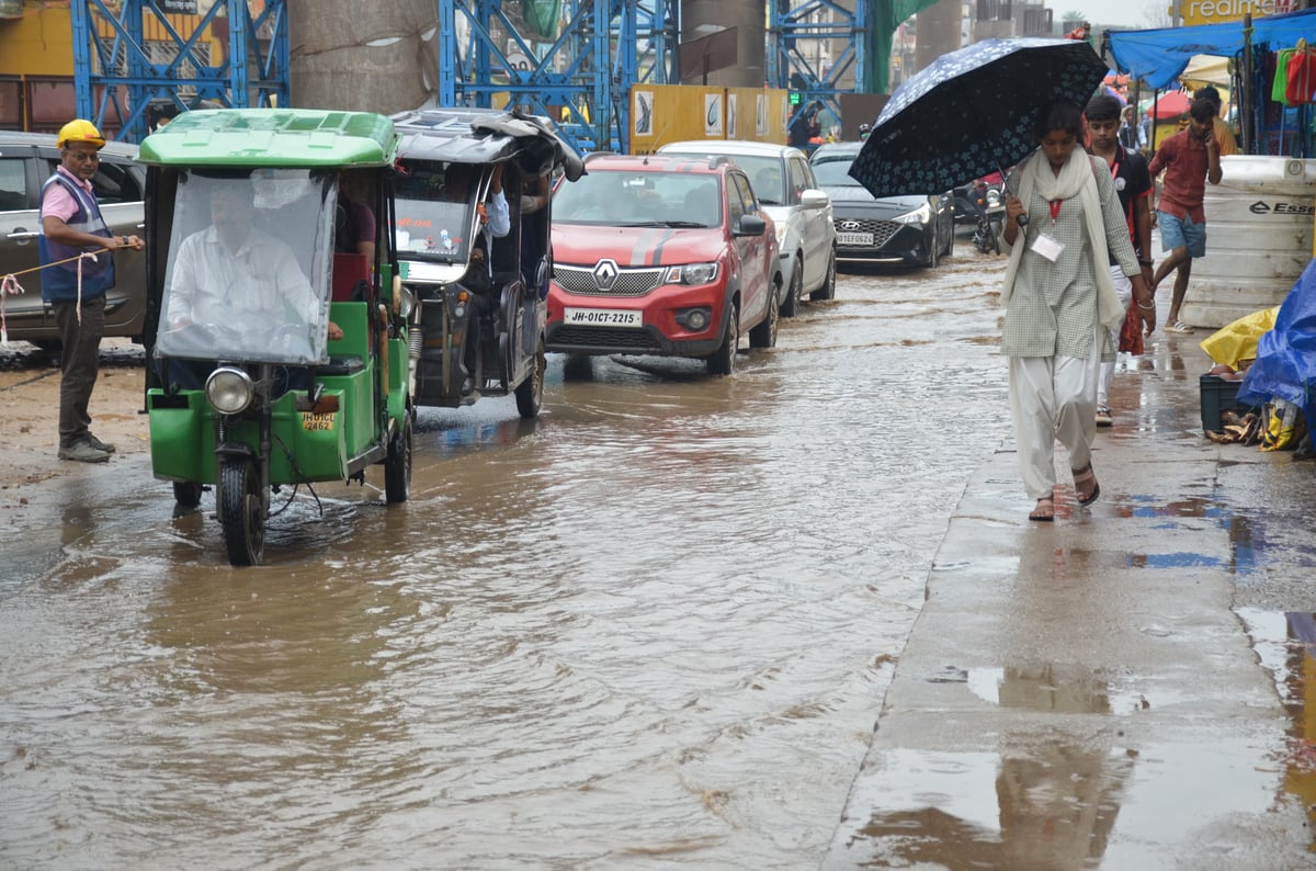 Roads filled with water due to rain in Ranchi, pedestrians and drivers worried