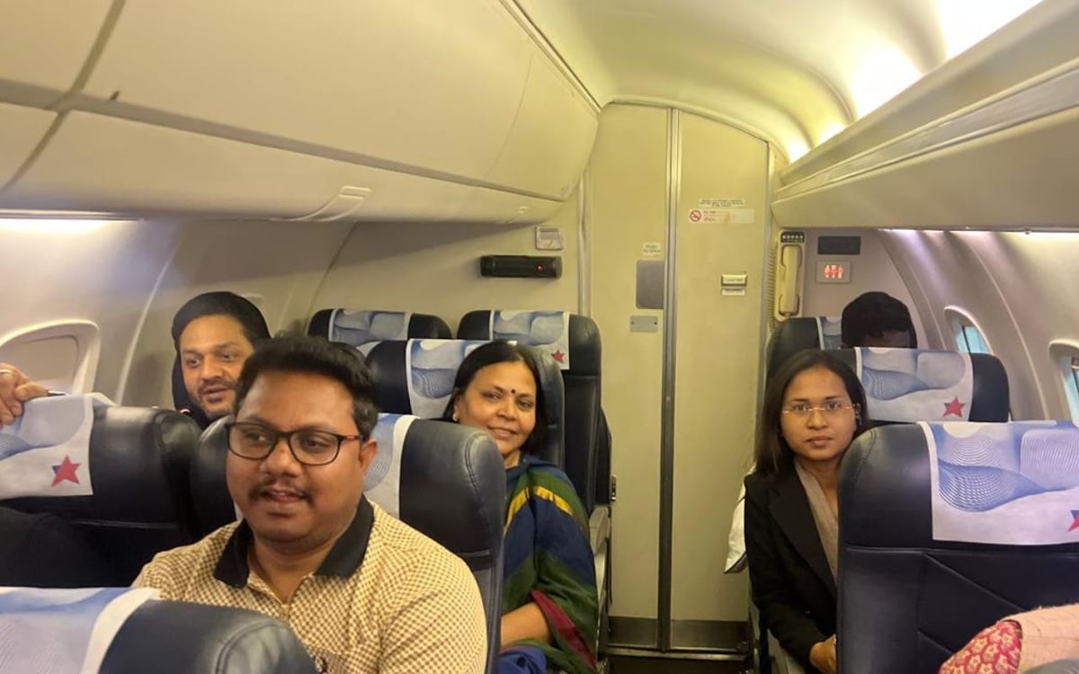 Ruling party MLAs reached Ranchi from Hyderabad, will take part in the floor test of Champai Soren government on February 5.