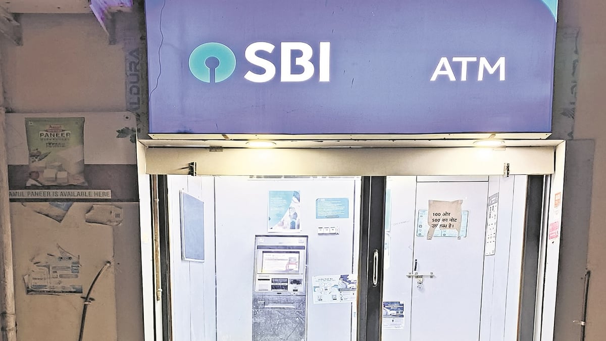 Two robbers caught hacking ATM machine when siren rang in Patna, gang targeted SBI ATM in Bihar