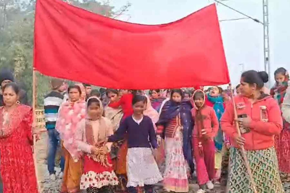 WB News: Demonstration of local people demanding stoppage of local trains at Nandpur Halt in Jalpaiguri.
