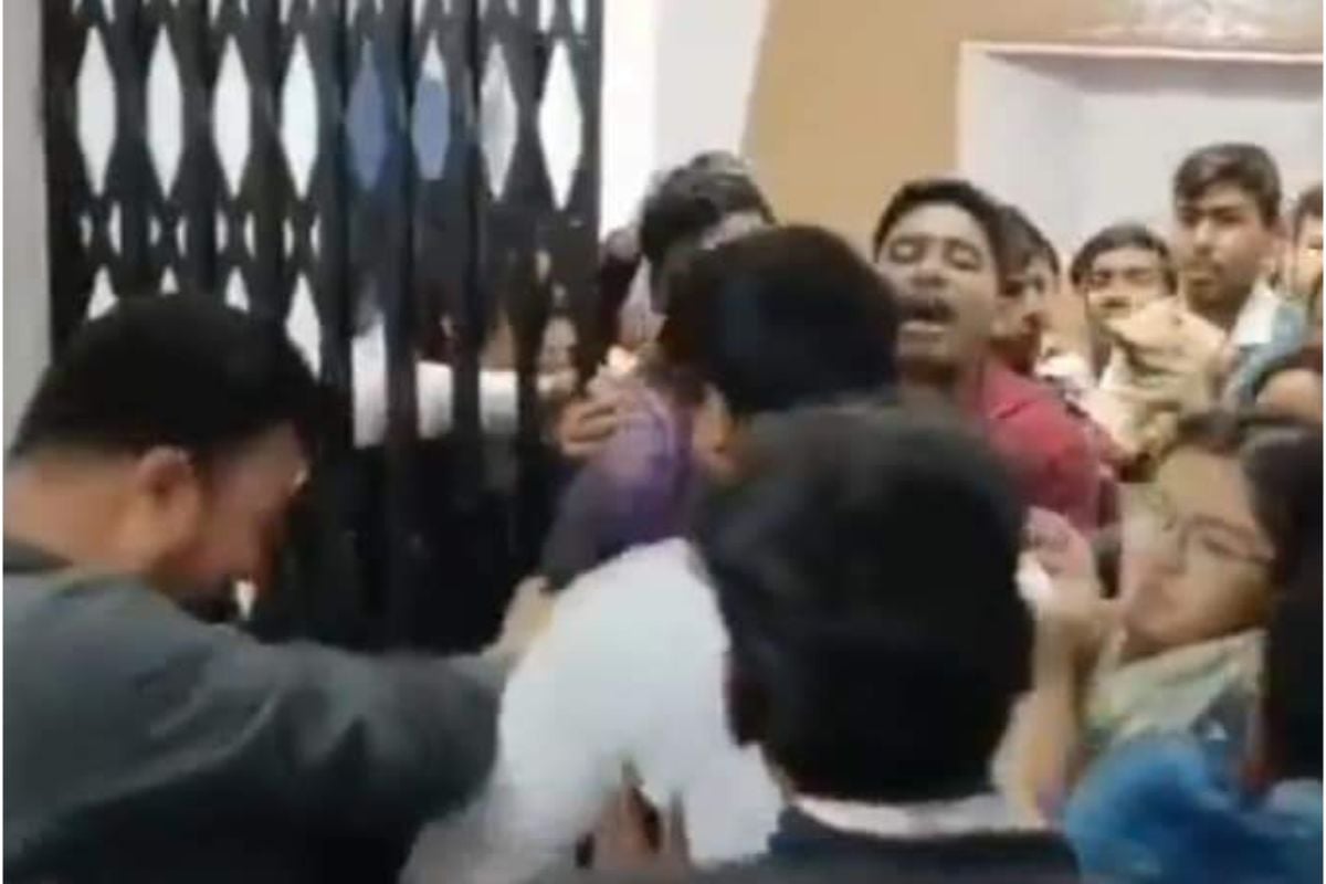 WB News: Excitement due to clash between students and guards in Burdwan University