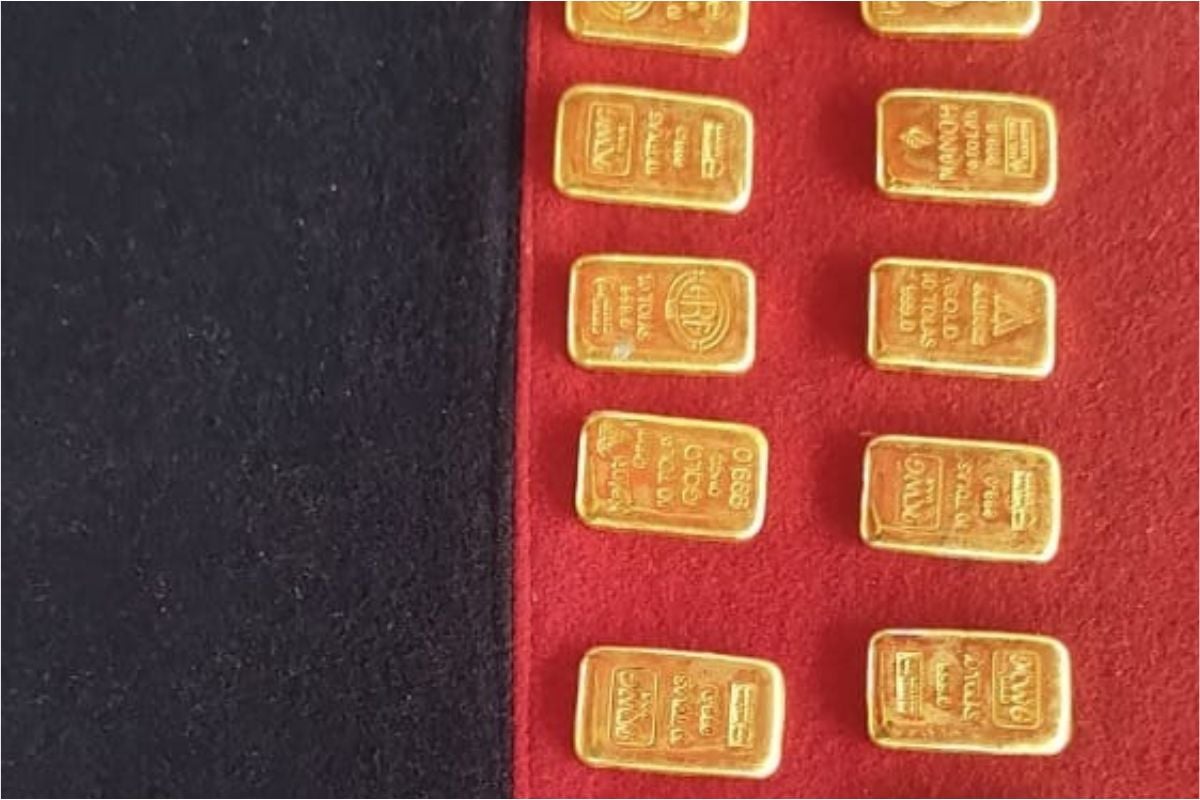 West Bengal: The eyes of the soldiers were stunned as soon as they opened the bag, when gold worth Rs 2.13 crore was found on the border of Bangladesh.