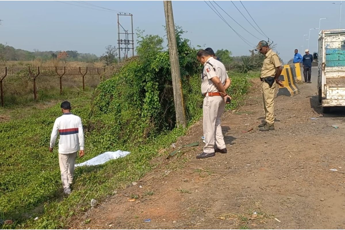 West Bengal: Sensation in the area after body of a girl wrapped in plastic was found on the side of the highway in Budbud.