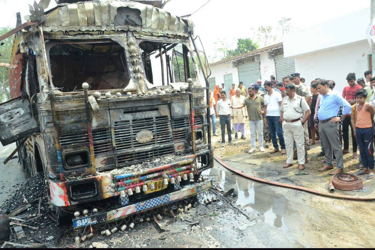 Road accident in Deoghar, people angry over the death of a youth burnt the truck, the road remained blocked for two and a half hours