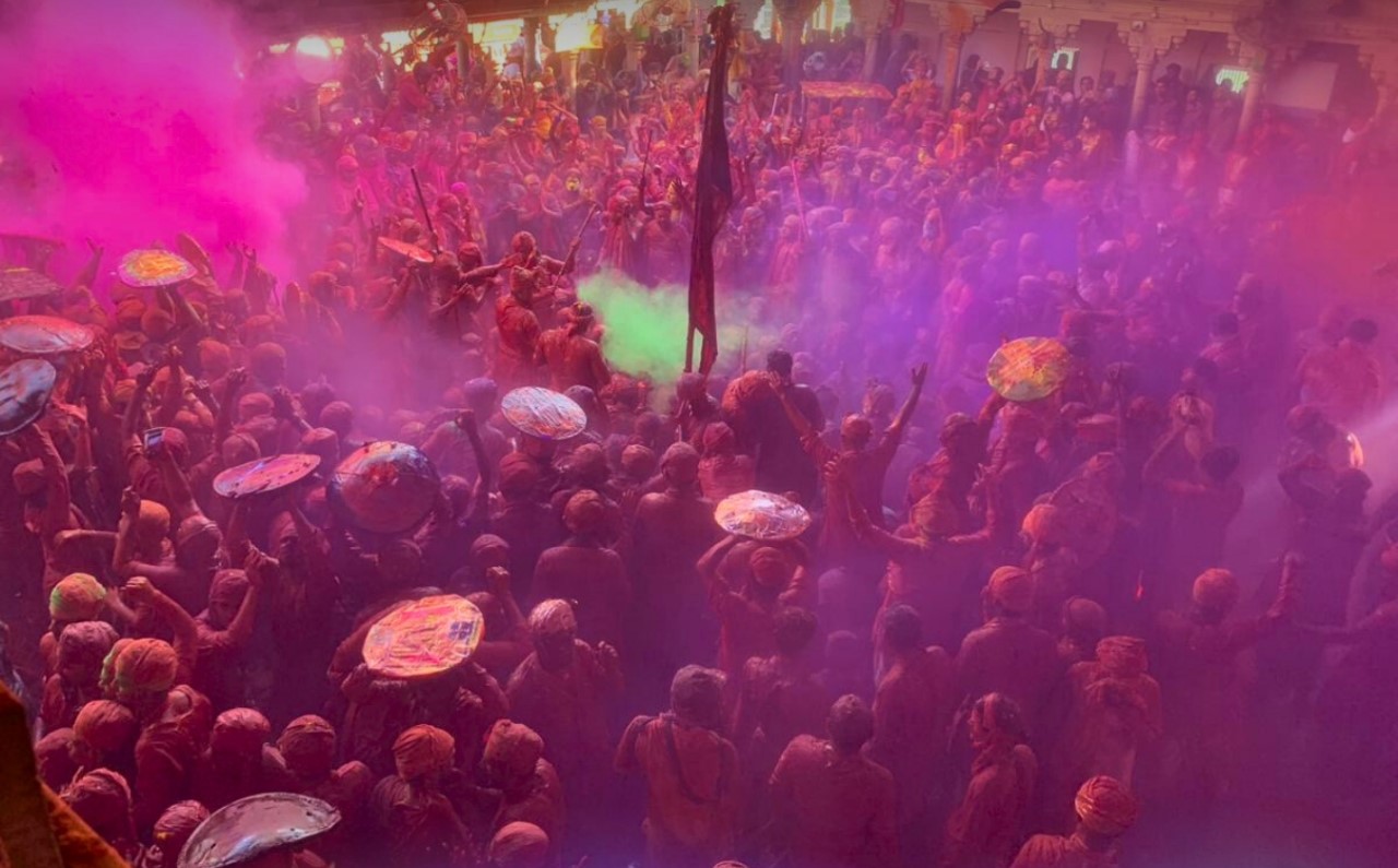 Mathura Holi 2024: Tourists from all over the country and abroad gathered to see the lathmar Holi of Barsana, lathicharges were pelted with sticks.