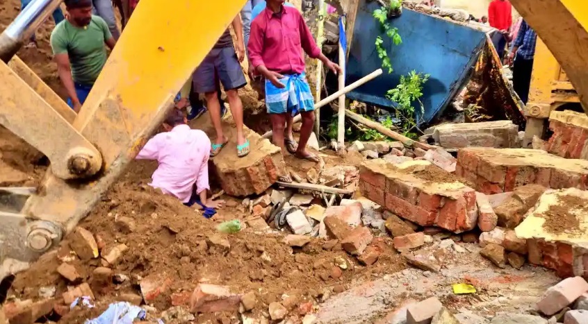 Major accident in Nalanda, wall of government school collapsed amid rain, many buried