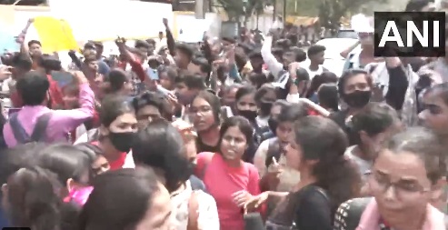 Students not ready to return from college to school in Bihar, demonstrated in front of BJP office