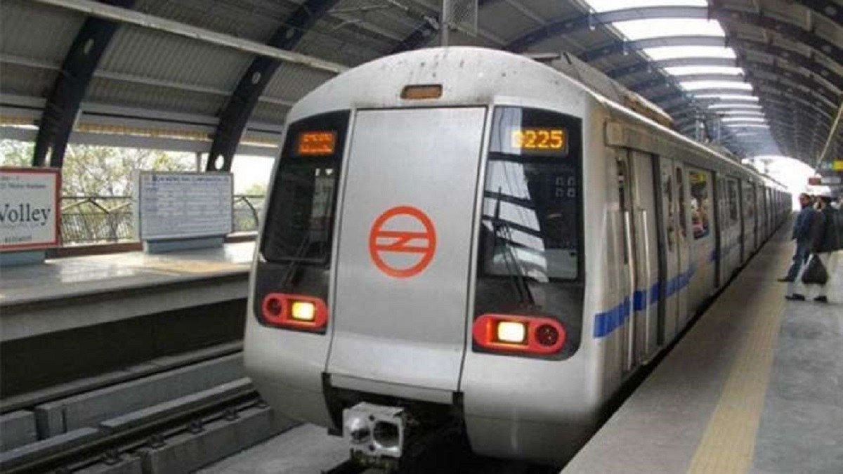 Girls celebrate Holi in Delhi Metro, DMRC says viral video is fake