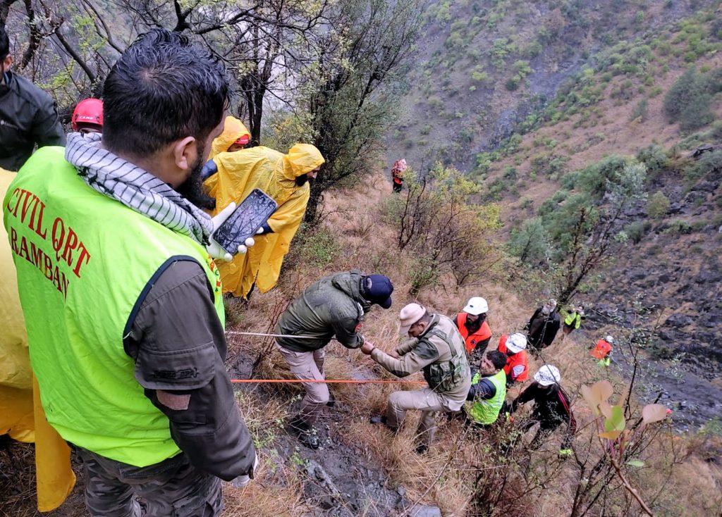 A resident of Bihar also died after his car fell into a deep gorge in Jammu and Kashmir, 10 people died.