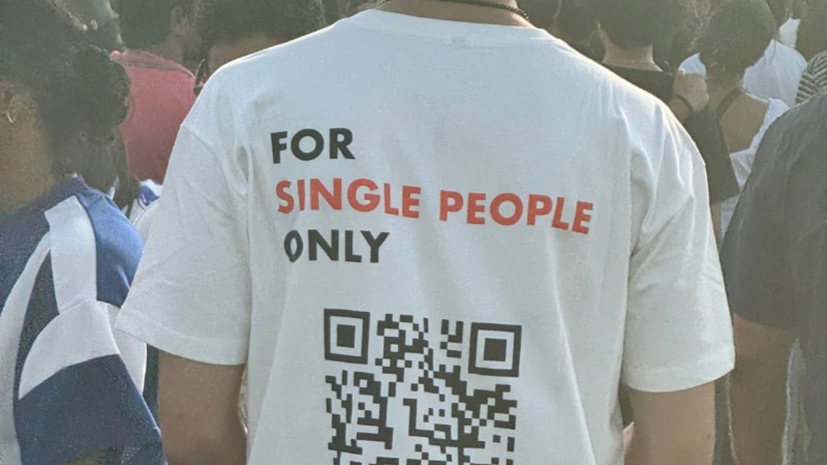 Man wore unique T-shirt with Qr Code, lost his senses while scanning it