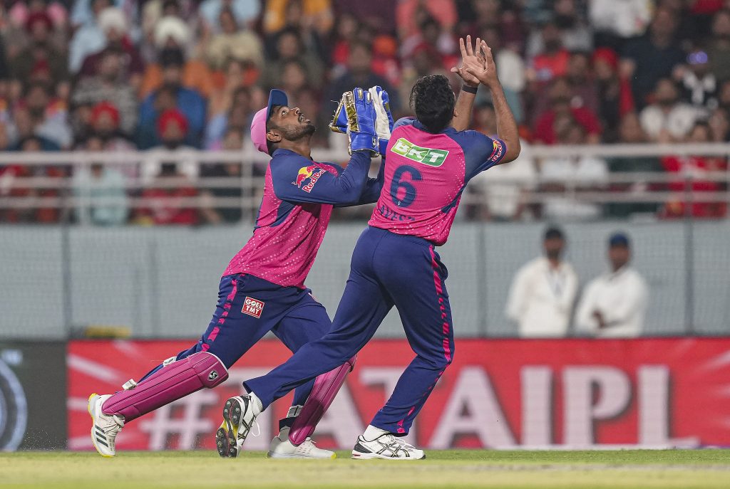 Sanju Samson and Riyan Parag collide with each other, catch missed, video of IPL 2024 goes viral