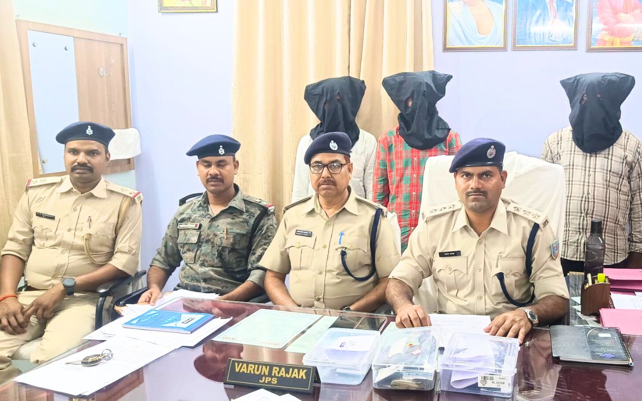 3 PLFI militants arrested from Khunti, were involved in Murhu mobile robbery case