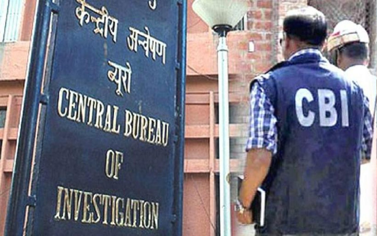 CBI arrested two people including the dispatch officer of Chatra's CCL Amrapali project for taking Rs 50,000 bribe.
