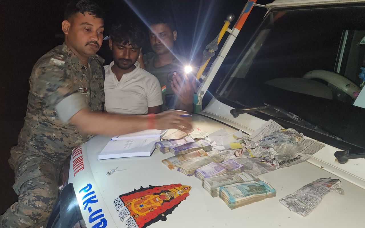 Giridih police seized Rs 2.58 lakh from 2 vehicles coming from Bihar.