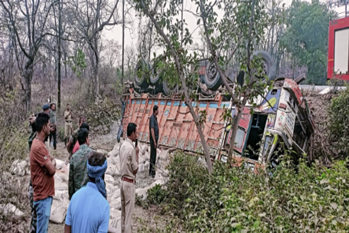 Koderma Road Accident: Truck laden with pulses overturns in Koderma Valley