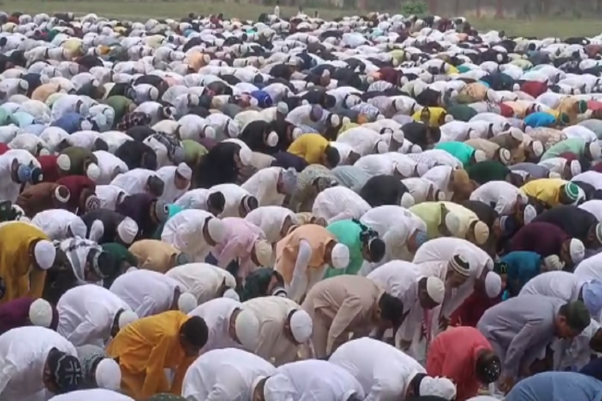 Thousands of heads bowed in worship to Allah on Eid