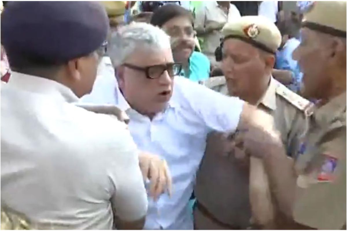West Bengal: Delhi Police detained MPs protesting in front of the Election Commission.